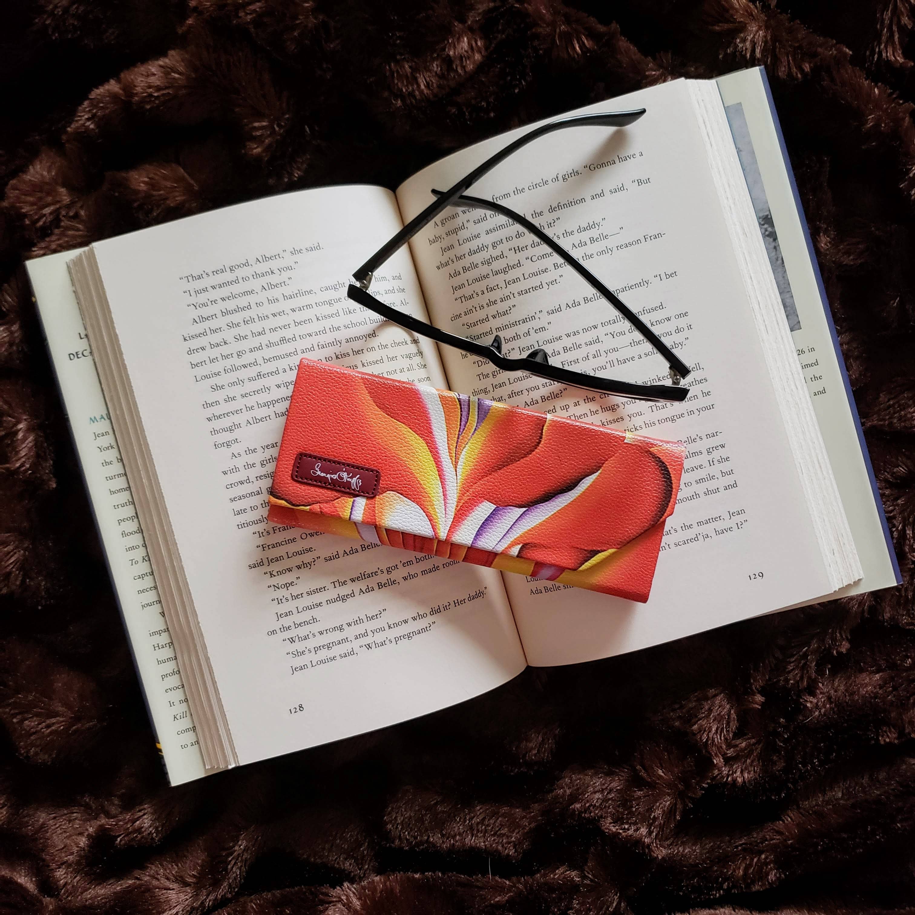 Monarque – Großhandel Brillenetuis & -halter – Damen – Georgia O'Keeffe Canna Brillen-/Sonnenbrillenetui, Rot6