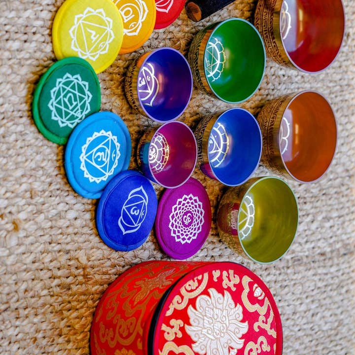 Himalayas Shop - Vente Accessoire de méditation - Ensemble de 7 bols chantants colorés Chakra1