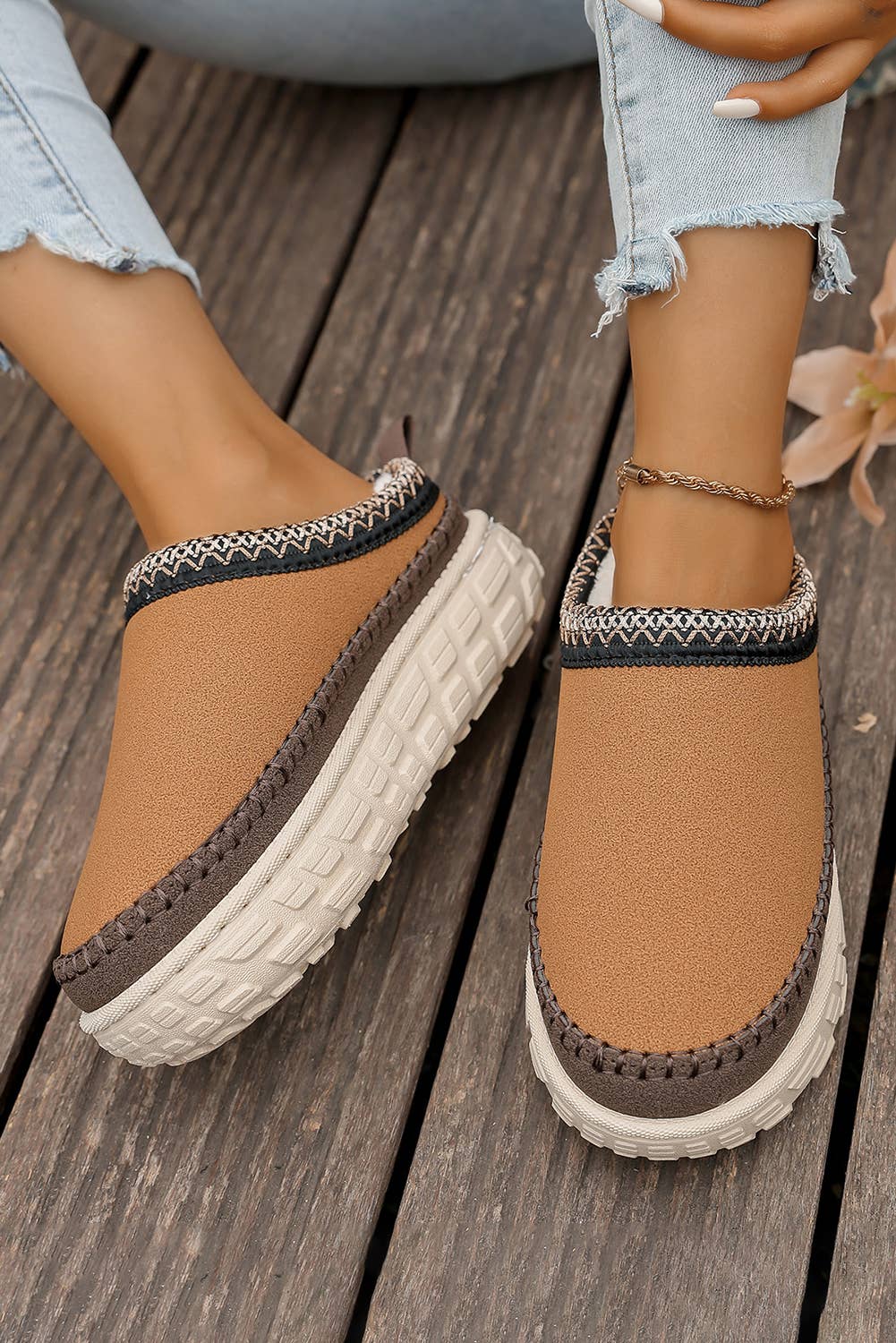 Aapparella - Wholesale Slippers - Women's -  Contrast Stitch Detail Suede PU Plush Slippers | US7-106