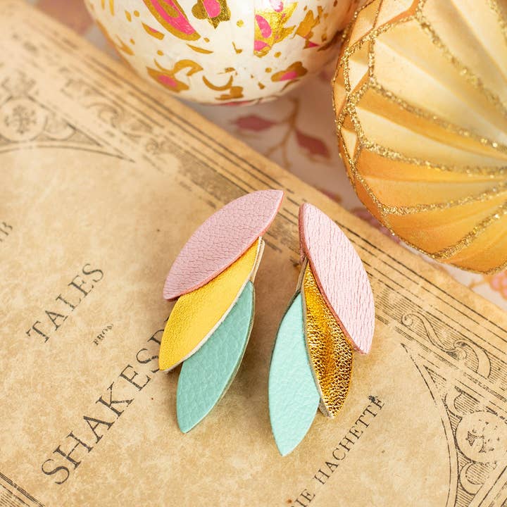 Oorbellen met roze gouden en licht turquoise leren stekers voor wholesale door Chenoha Studio