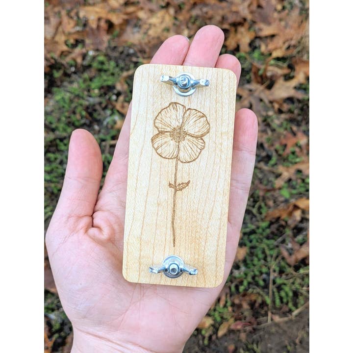 Presse à fleurs de poche avec motif coquelicot | 2" x 4" pour la vente par Macon Makes