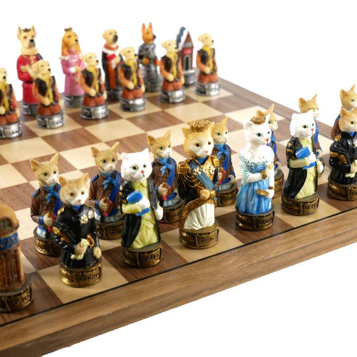 WorldWise Imports - Wholesale Bordspel - Schaakset - Cats & Dogs Resin Heren op Walnoot Esdoornbord2