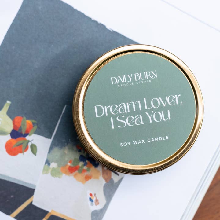 Daily Burn Candle Studio - Vendita all'ingrosso Candele da viaggio - Candela in latta Dream Lover, I Sea You1
