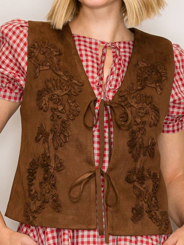 C2024 - GILET RICAMATO IN CAMOSCIO per la vendita all'ingrosso da parte di Curds and Whey