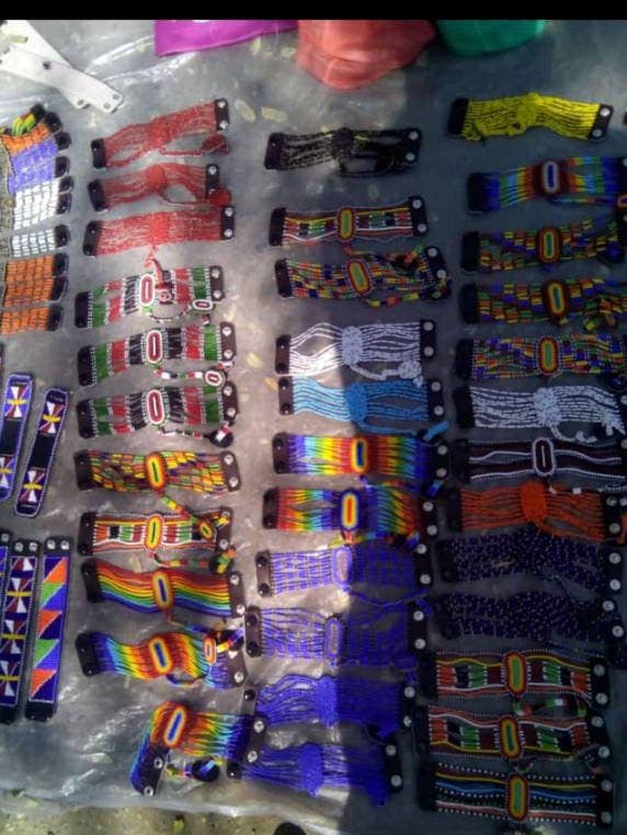 10 bracelets masaï faits main avec perles et une bague pour la vente par Delight merchants