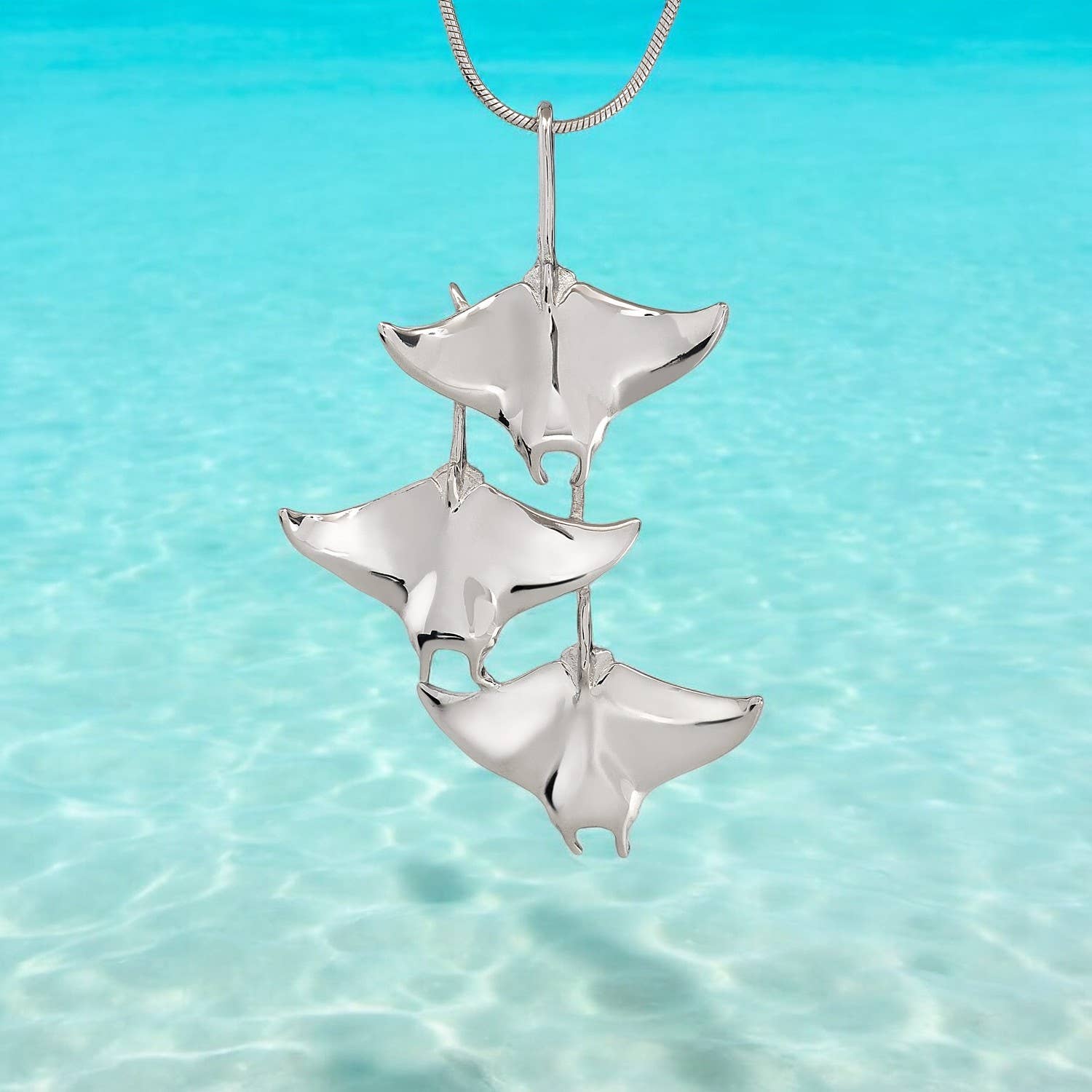 Big Blue by Roland St John - Vendita all'ingrosso Collana con ciondolo/pendaglio - Collana Ocean In Motion con trigoni manta5