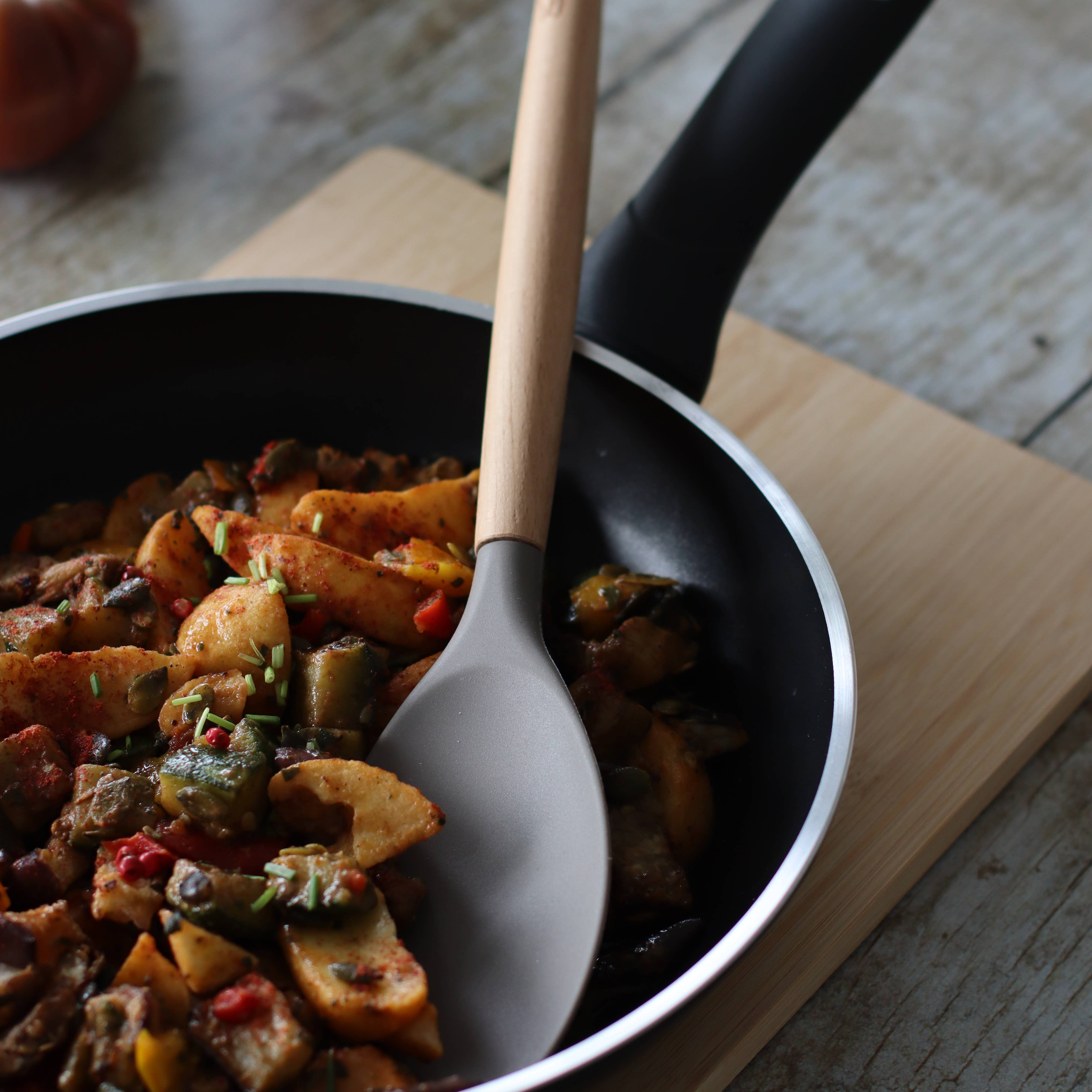 Menastyl - Wholesale Kitchen Utensil Set - Eliott 10-piece silicone utensil set with wooden handle2