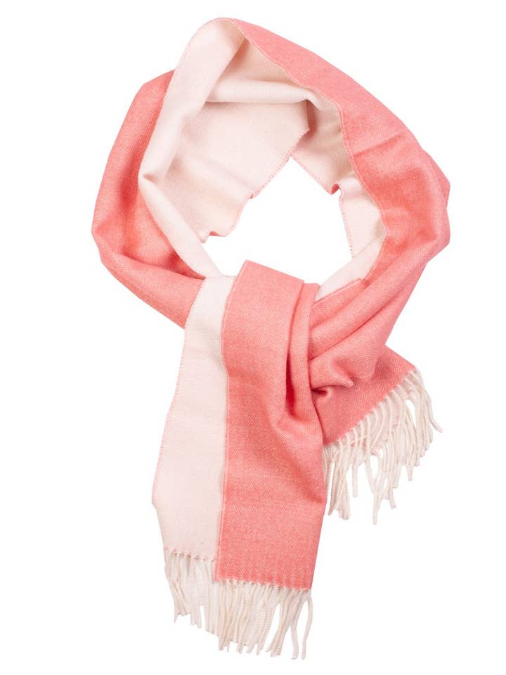 Écharpe en laine d'alpaga de couleur blanc-rose pour la vente par Sokisahtel I BestSockDrawer