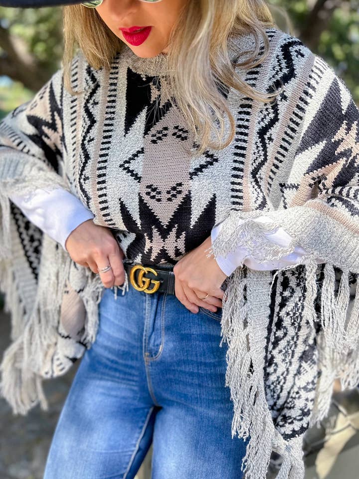 Taupegrijze westernprint met wijde mouwen en gebreide top met kwastjes voor wholesale door AMOLI