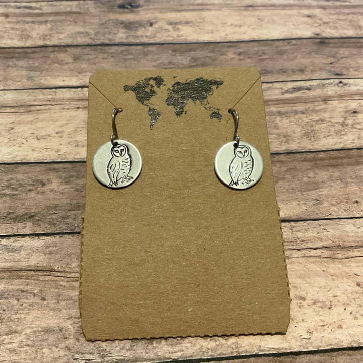 Jamie Haley Designs - Vente Boucles d'oreilles pendantes - Petites boucles d'oreilles circulaires argentées en forme de chouette des clochers, harfang des neiges1