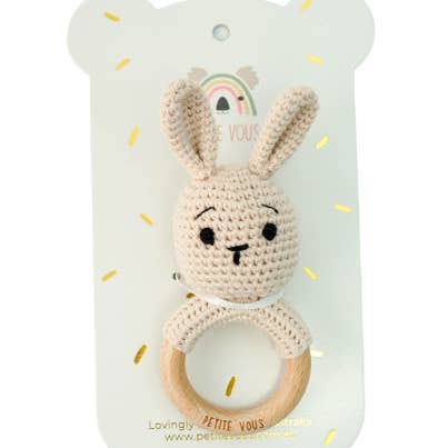 Anel de Crochet Petite Vous 100% Algodão Rattle - Brodie Bunny por atacado de PETITE VOUS
