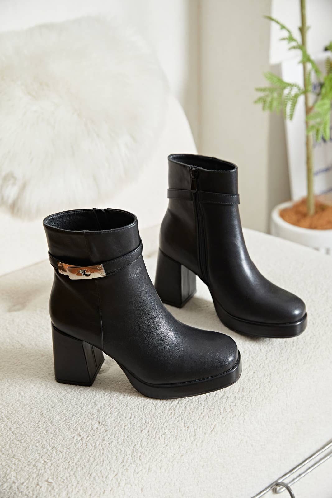 ERYNN – wholesale Booties – Women's – heeled ankle boot with buckle - Penelope1