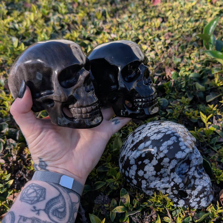 Grandes Crânios de Obsidiana (Sólido, Brilho Prateado, Floco de Neve) por atacado de The Crystal Tabby