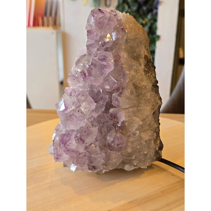 Crystal Cove Minerals – wholesale Accent/desk lamp – Amethyst Lamp - 3.12kg - 20 x 14 x 11cm4