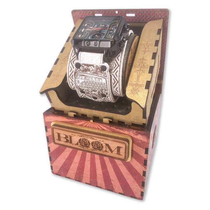 MONTRE EN CUIR PLEINE FLEUR FAITE À LA MAIN POUR HOMMES ROAD TRIPPIN VI pour la vente par TODD BLOOM