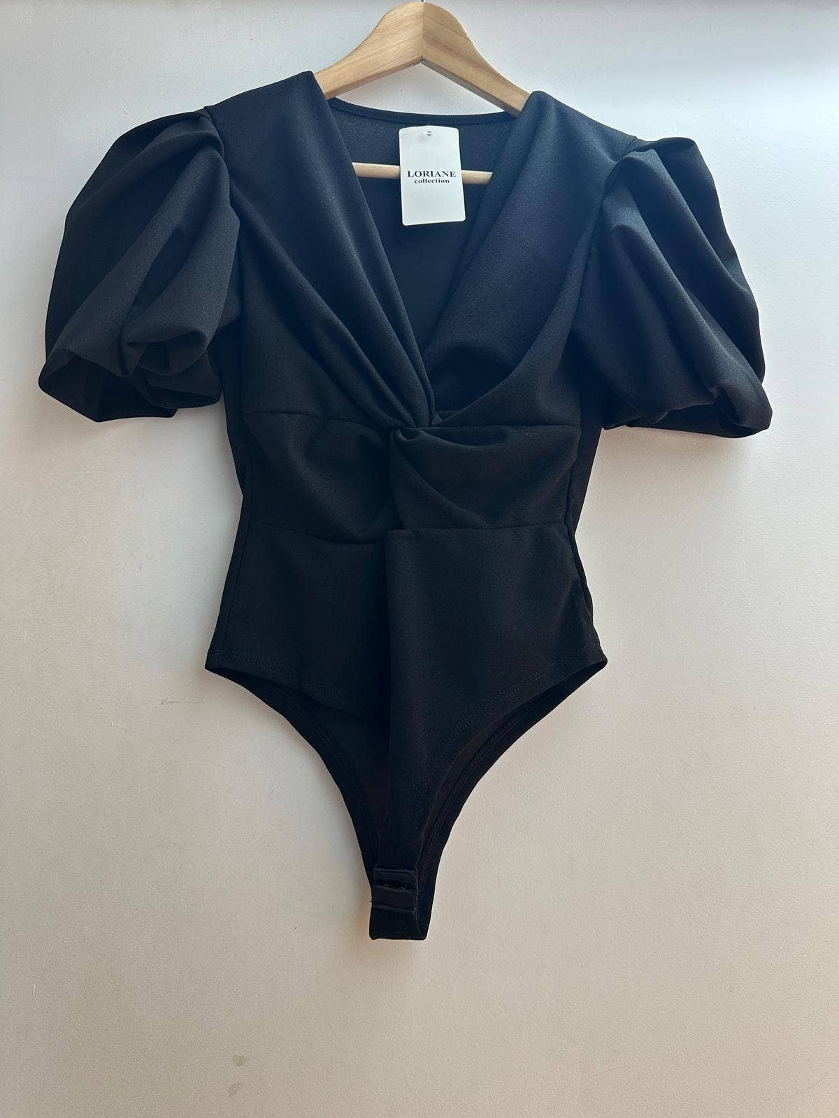 LORIANE – Großhandel Body – Damen – LORIANE Body mit Puffärmeln und V-Ausschnitt5