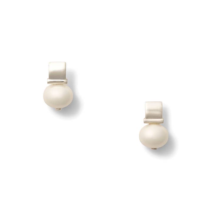 Glad en gesculpteerd Baby Pebble oorstift van sterlingzilver voor wholesale door CC & Co by Catherine Canino