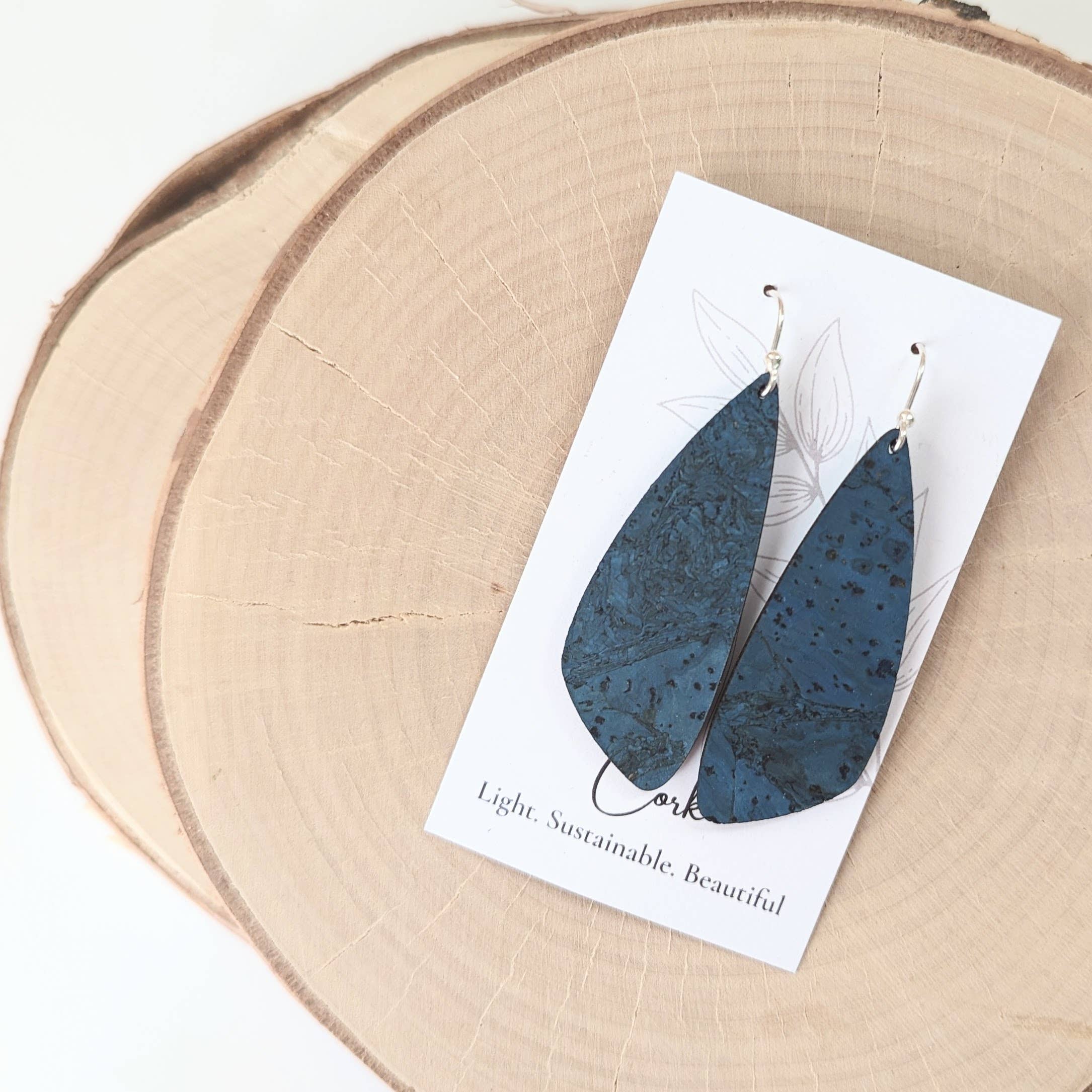 Hello Lovely Cork Co. - Wholesale Hangende/ronde oorbellen - Donkerblauwe oorbellen van kurk - Small Wing1