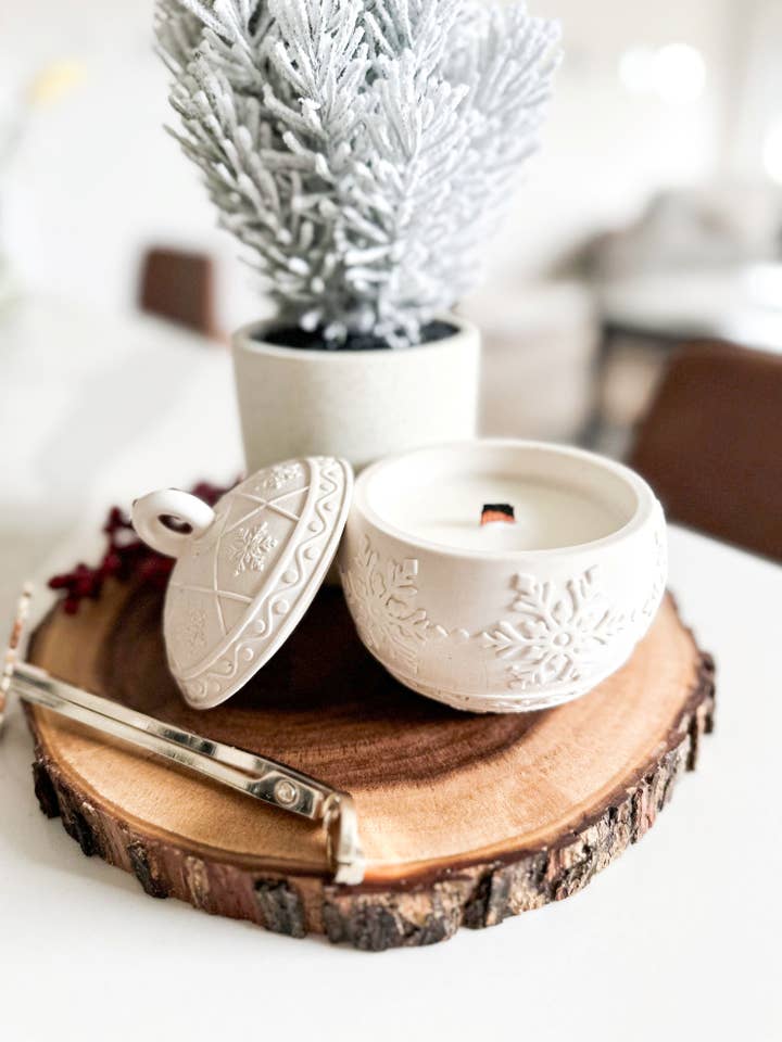 Vela de Navidad con adorno festivo - en recipiente de piedra reutilizable para venta al por mayor de Lynn & Liana Designs