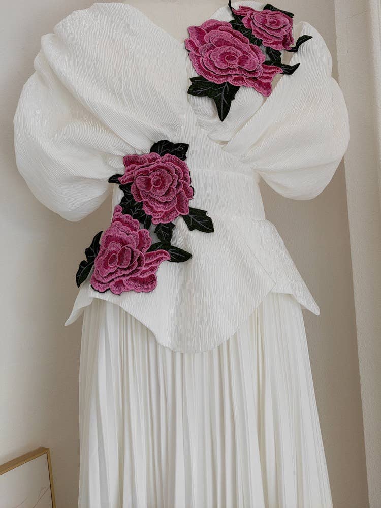 Hvid DR540Y Aftenkjole med 3D blomsterbroderi og plisseret talje for engroshandel på Faire3