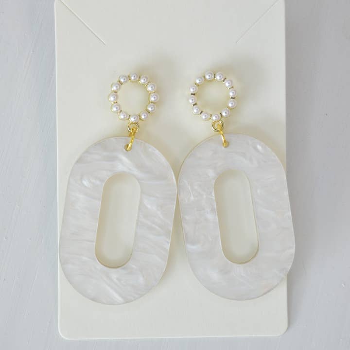 The Adorned Fox - Venta al por mayor Pendientes colgantes - Pendientes colgantes ovalados de perlas blancas para boda, pendientes acrílicos3