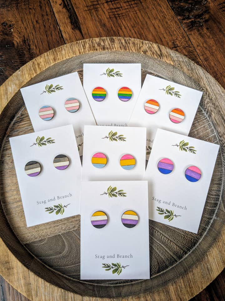 Boucles d'oreilles à tige en bois Pride Flag | Multiple Pride Flags pour la vente par Stag and Branch