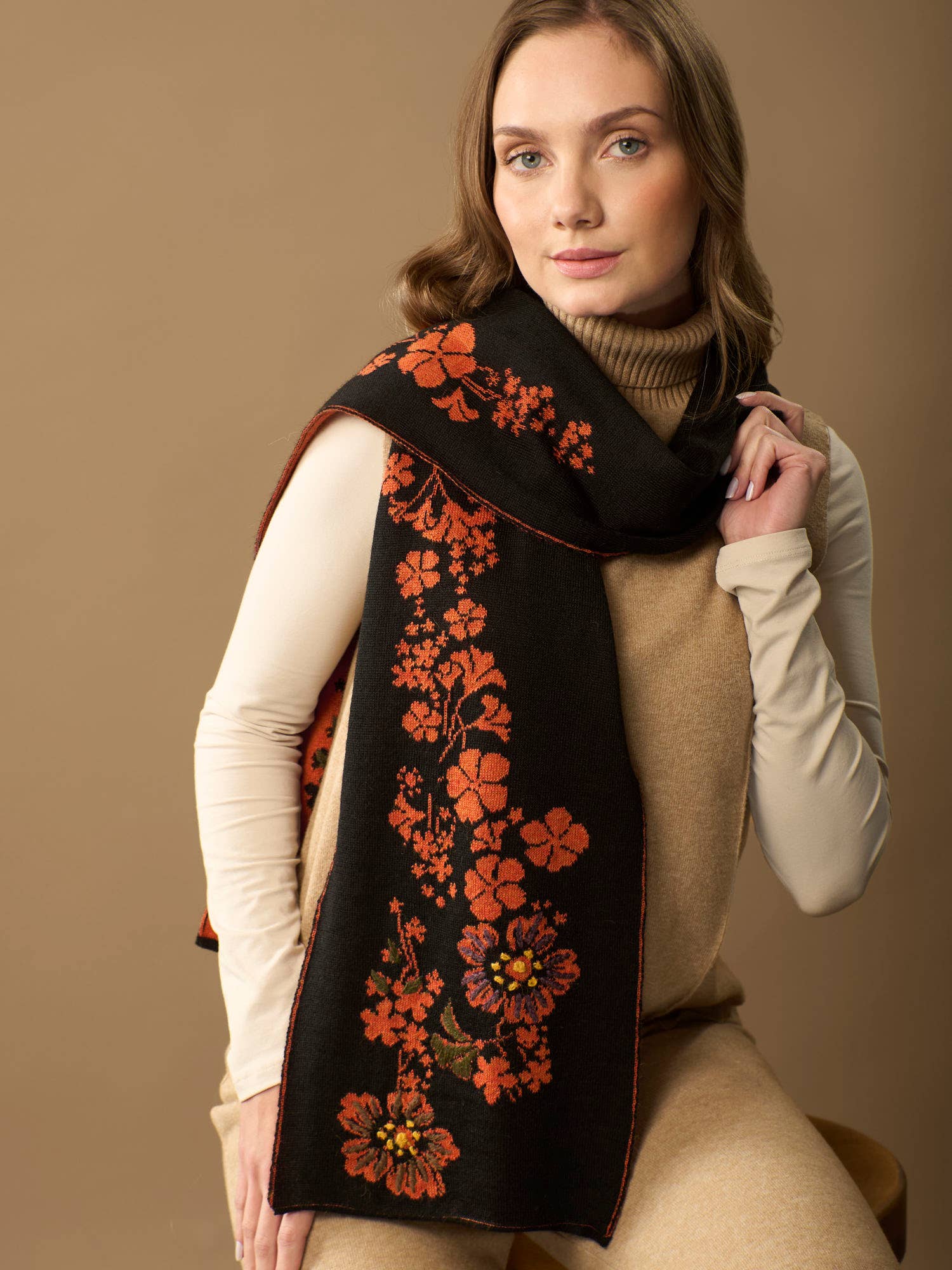 WUAMAN - Alpaca - Vente Écharpe – femme - Écharpe Julia en alpaga | Broderie à la main | Automne5