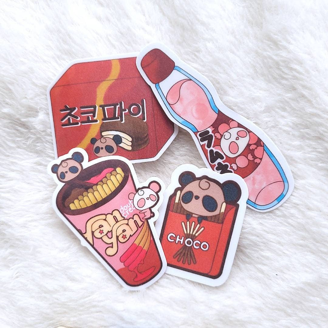This Little Cafe – Großhandel Aufkleber – Panda Snack Pack | Asiatische gestanzte Sticker | Süße japanische Kawaii-Snacks | Chocolate Pocky, Choco Pie, Strawberry Ramune, Yanyan