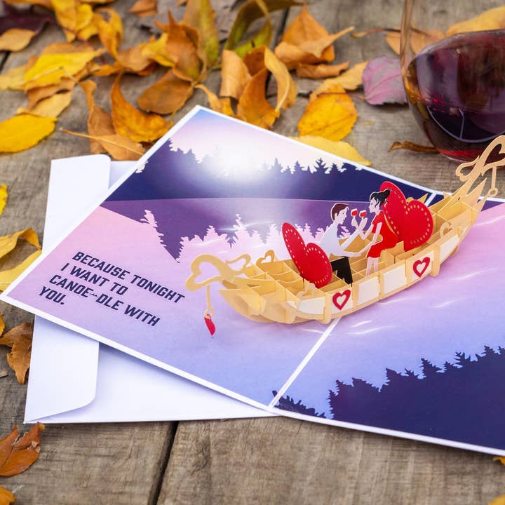 Simpatico biglietto pop-up con scritta «Canoe love»! Perfetto per l'anniversario. e ulteriori Risultati per diventare di vino all'ingrosso. Resi gratuiti e termini di pagamento a 60 giorni su Faire in tendenza su Faire.