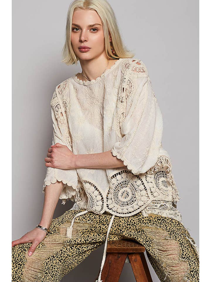 NATUREL Haut à manches courtes avec broderie florale et col rond en vente sur Faire