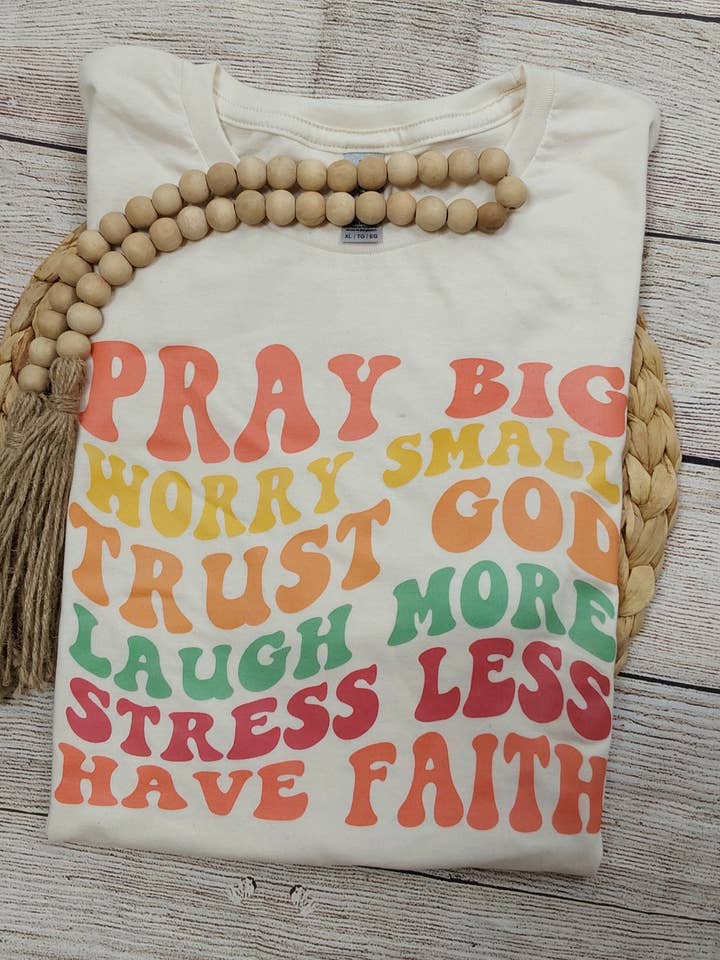 T-shirt Pray Big pour la vente par Wanderlust Designs Wholesale