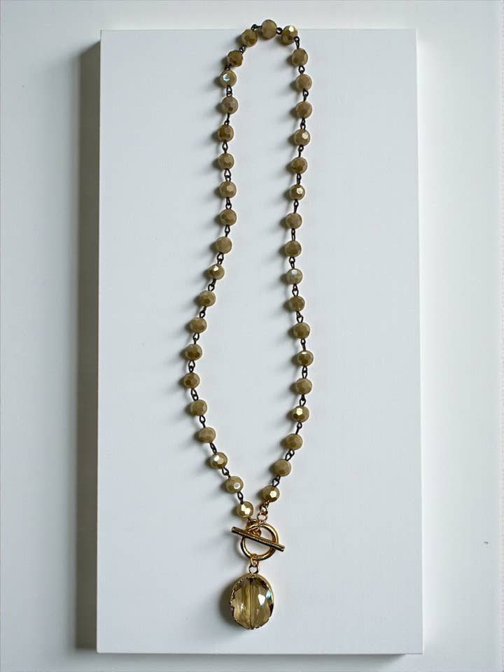 Colar de Marfim de 24" com Fecho Dourado e Pendente Oval. por atacado de Ava Capri