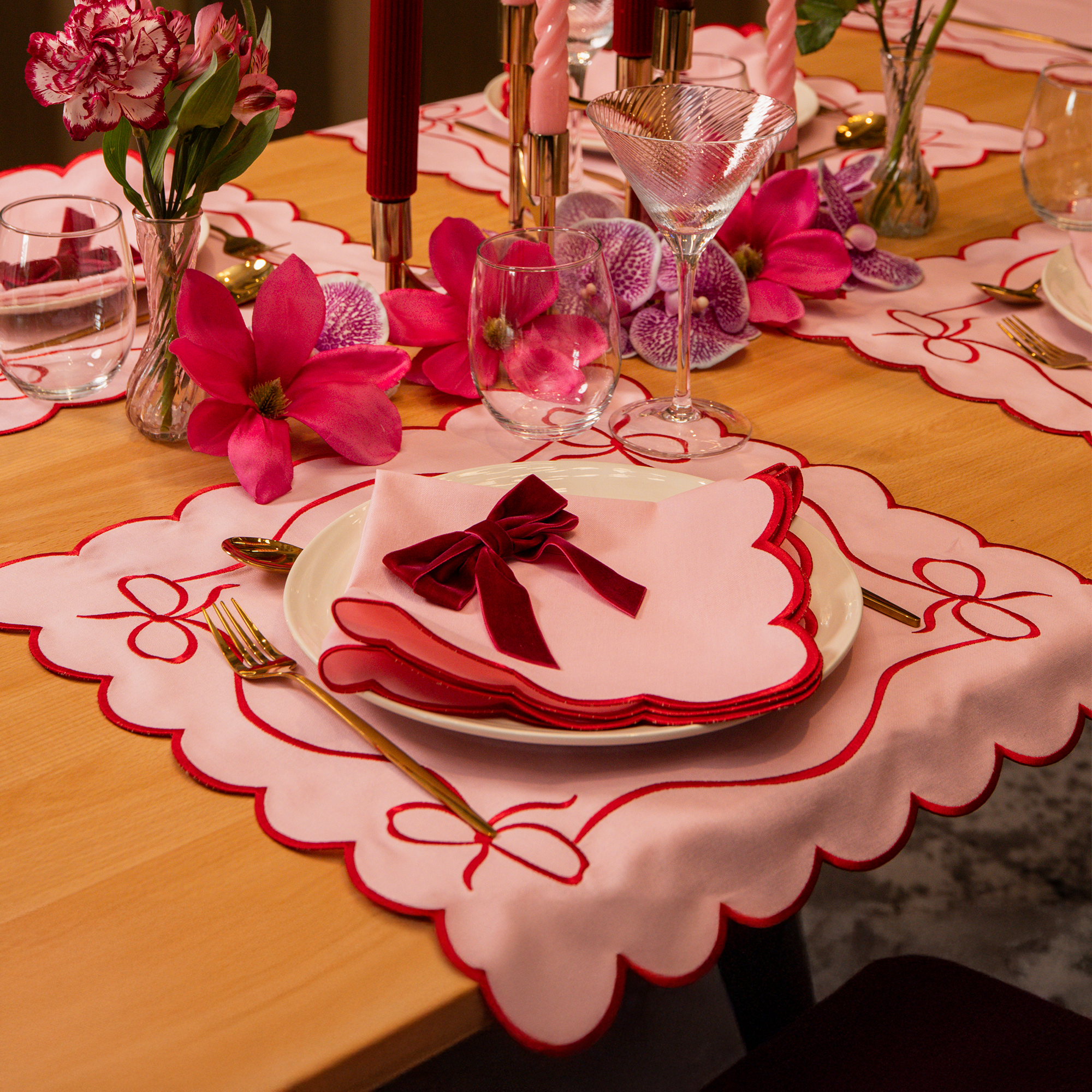 Top Tables Retail – wholesale Middags- och tygservett – Isobel Scallop Servetter - Rosa/Röd • Set om 64