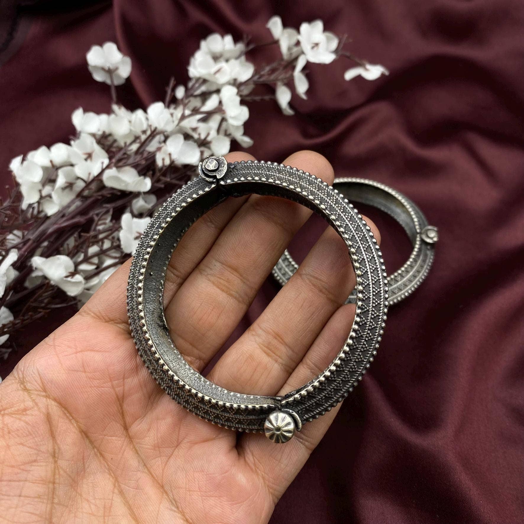 Quirky Fashions – Engroshandel Manchetarmbånd – Antik sølv kada armbånd vintage skrue oxideret smykke1