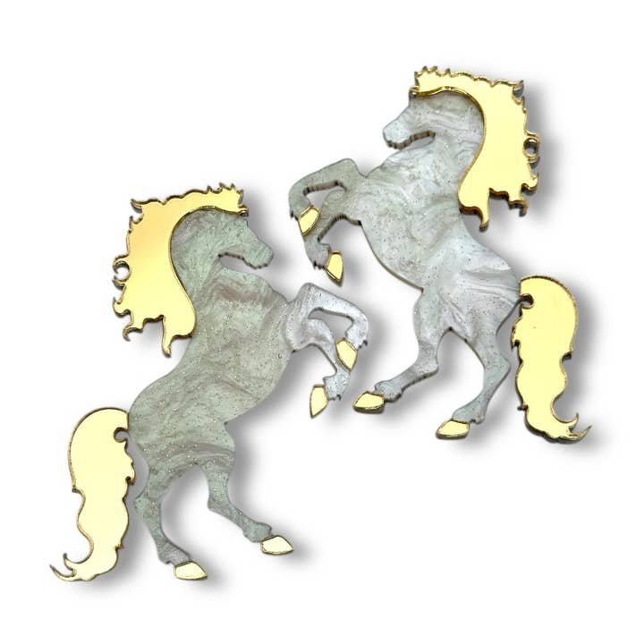 Hesteånd Hvid – Hvide Plexiglas Øreringe med Gulddetaljer for engroshandel hos Funk Da Queen