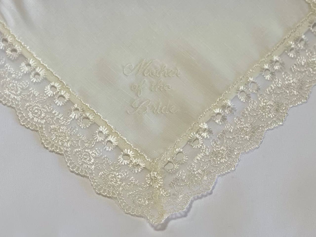 Simply Charming - Vente Mouchoir en tissu – femme - Hanky « Mère de la mariée » en lin ivoire1
