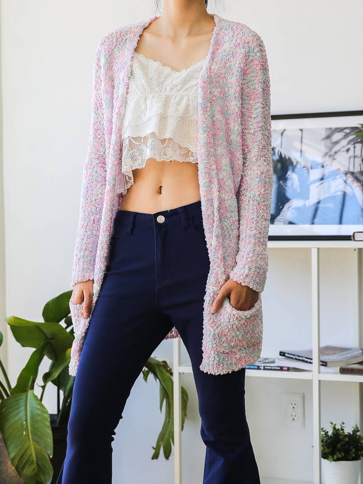 Grof gebreid, open regenboogvest met zakken voor wholesale door KTNN Studio Inc.