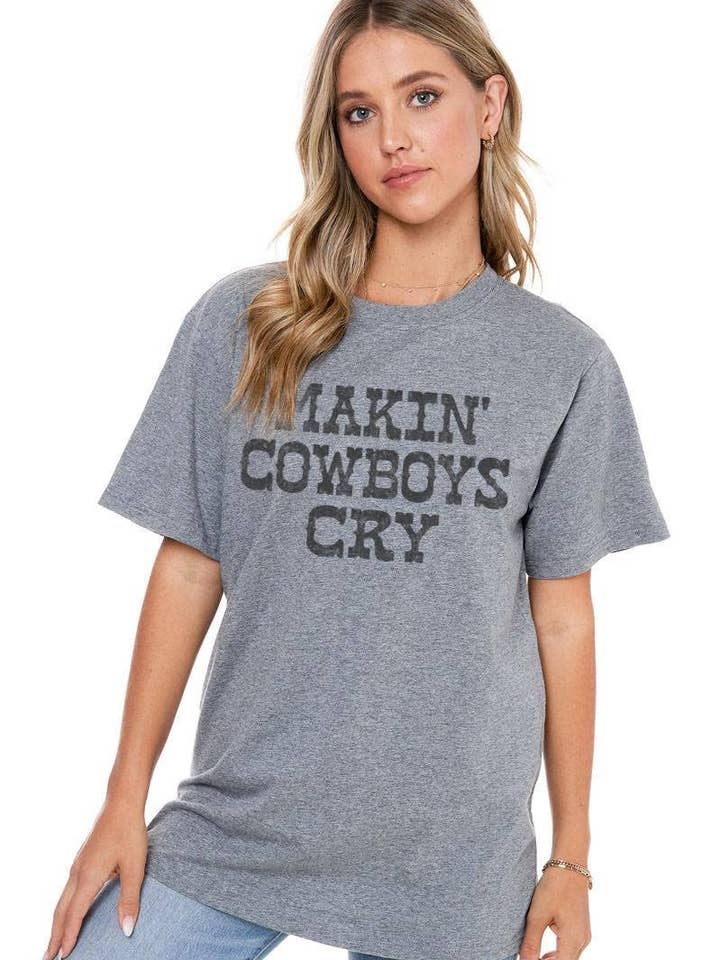 Haut à col rond graphique "Makin' Cowboys Cry" pour la vente par Foryeri