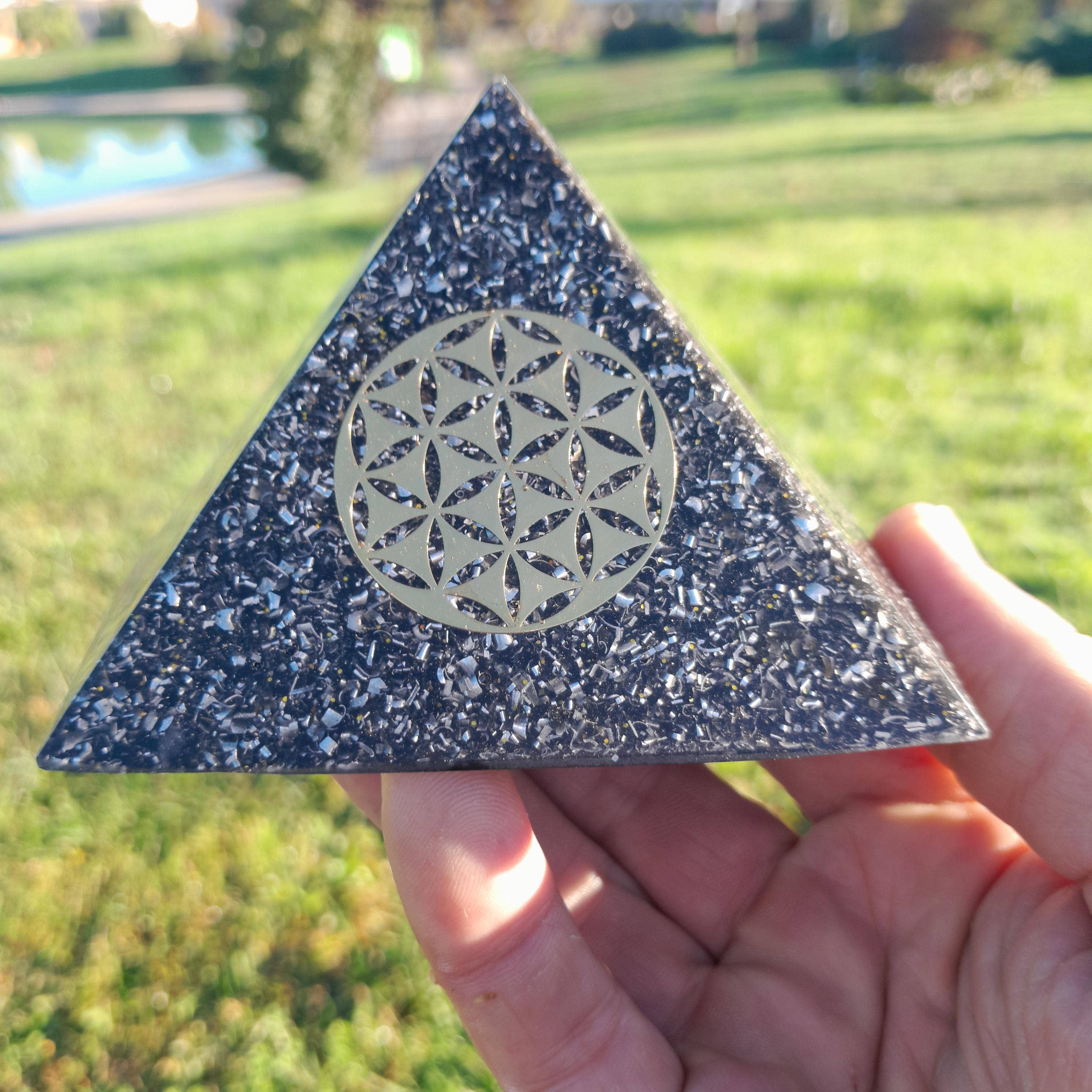 Mundo Orgon - Wholesale Spiritual Stone/Crystal - Orgonite Pyramid Flower of Life with Shungite - 90mm Base6
