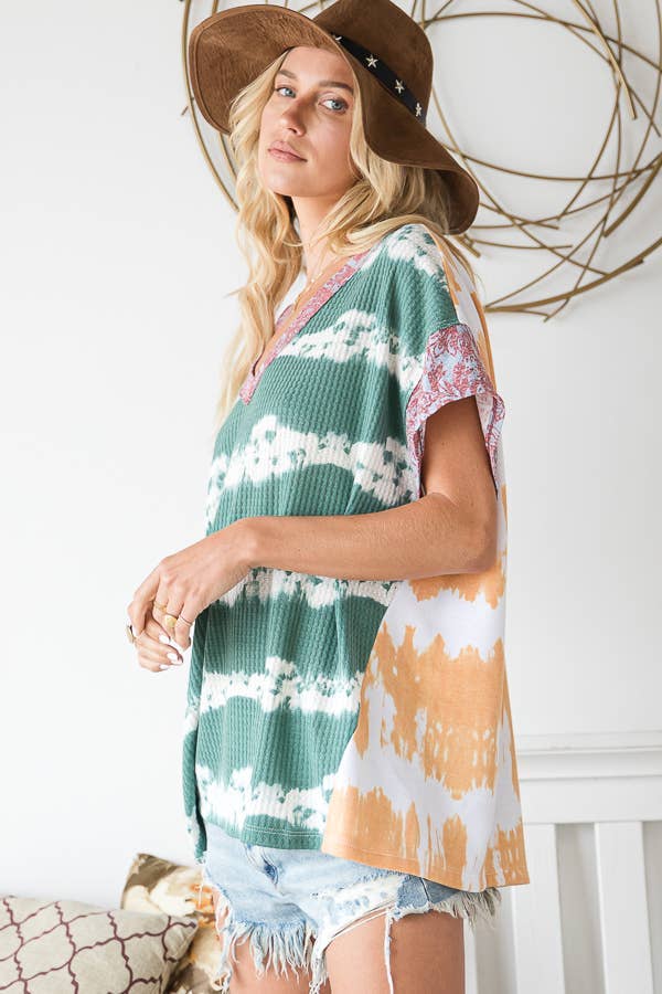 VERDE MULTI T1436 SALDI OUTLET Top a Stampa Tie Dye con Dettaglio a Contrasto in vendita all'ingrosso su Faire2