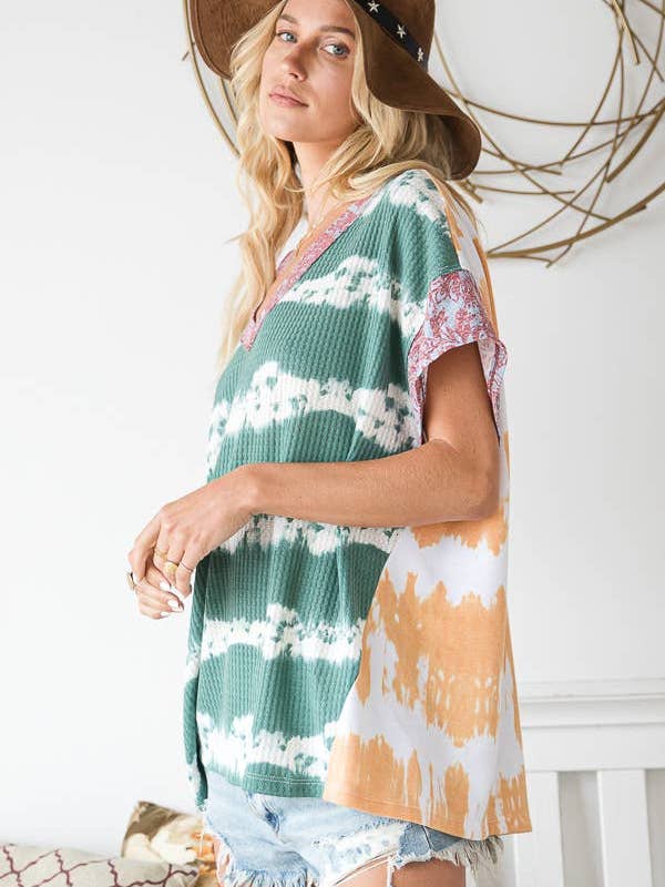 VERDE MULTI T1436 SALDI OUTLET Top a Stampa Tie Dye con Dettaglio a Contrasto in vendita all'ingrosso su Faire2