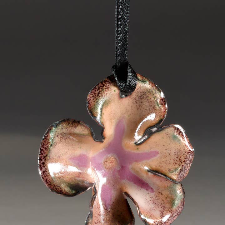 Adorno de esmalte de cobre con flor de lavanda martillada para venta al por mayor de Kristin Ellis