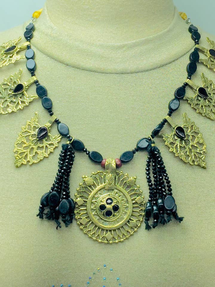 Black Stone Beaded Motif Necklace With Earrings and Ring por atacado de vintarust