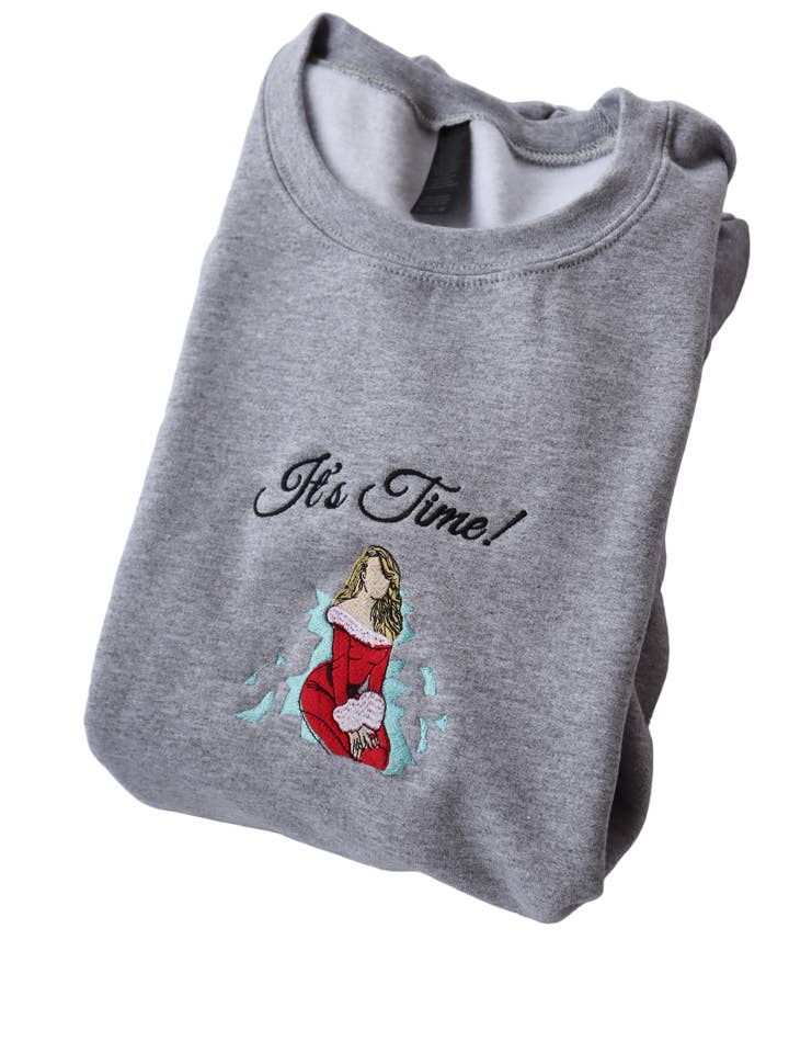 Broderet "It's Time MC Christmas Lady" Helligdage Jul Hættetrøjer eller Crewnecks Unisex · Klassisk Pasform · Langærmet · Voksen for engroshandel hos UNMATCHED