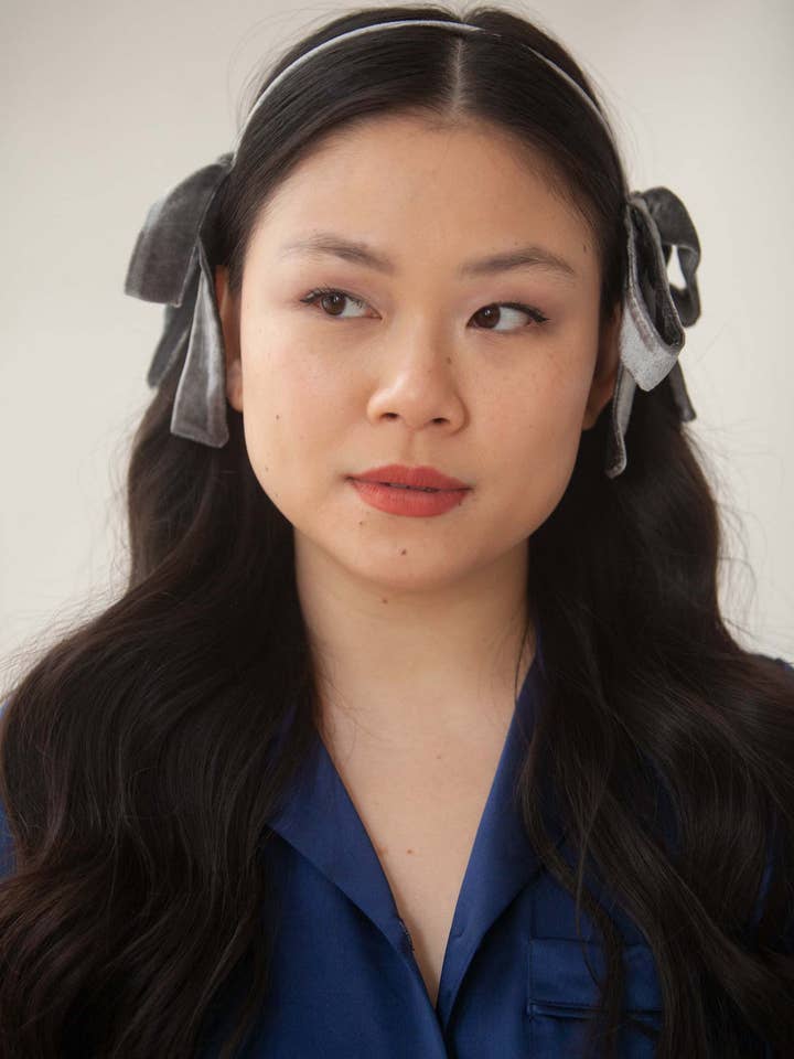 Cerchietto Bon Bon con doppio fiocco nascosto in velluto argentato per la vendita all'ingrosso da parte di Jasmine Chong