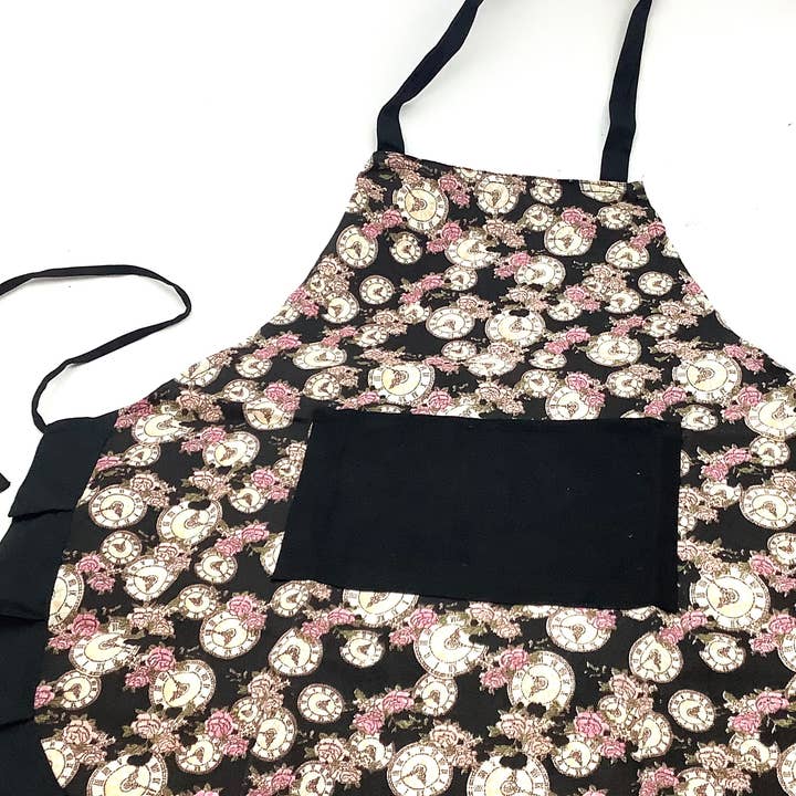 All Little Cute Things – wholesale Förkläde – Förkläde. Alice i Underlandet Am Late Clock Tea House Värdinna2