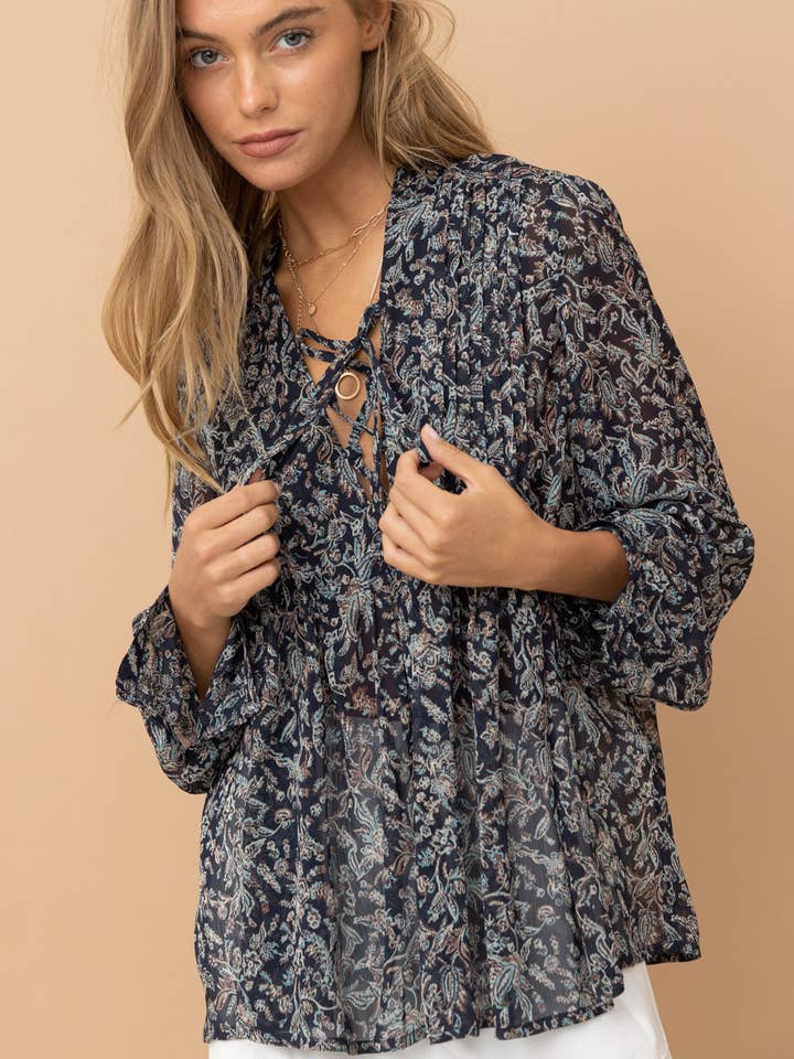 Chemisier en chiffon fleuri à plis avec lacets pour la vente par Blue B