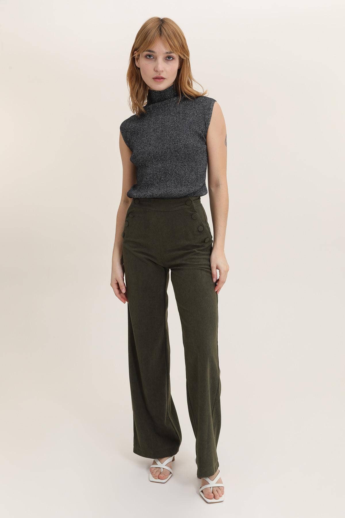 LULUMARY – Großhandel Trainings-/Jogginghose – Damen – Cordhosen P946 mit weitem Schnitt und hoher Taille4