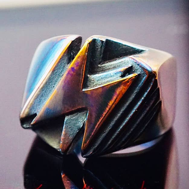 Anello unisex «Midnight Lightning» per la vendita all'ingrosso da parte di Harding Inc