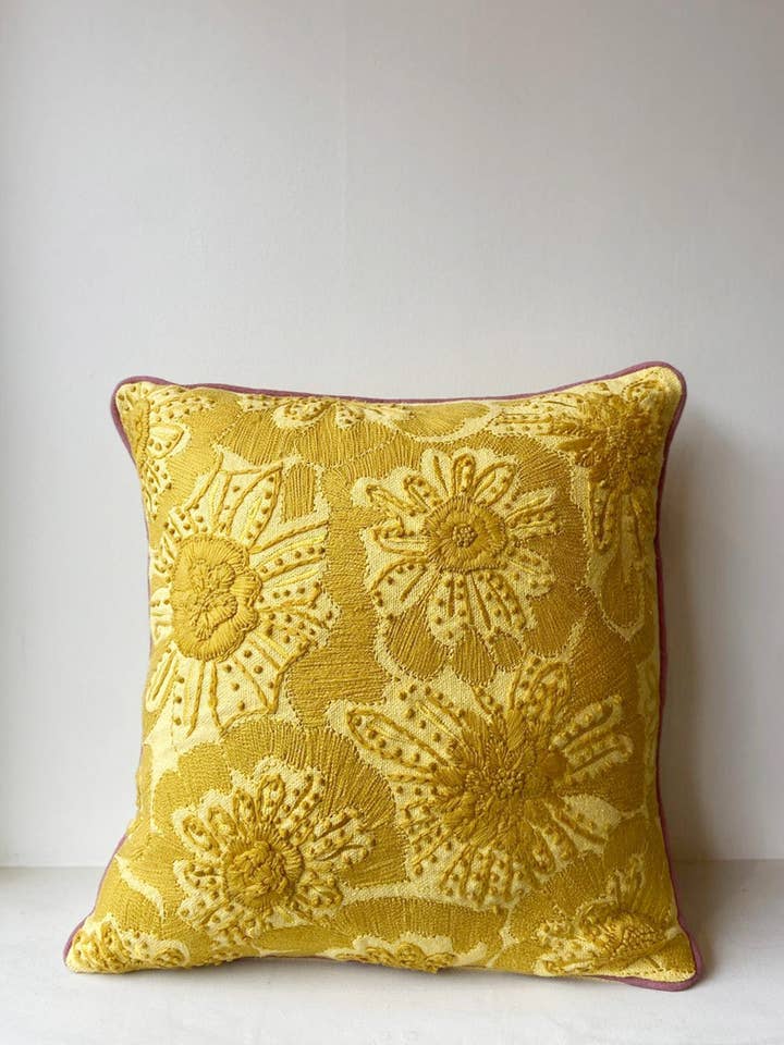 Housse de Coussin Fleur d'Or avec Passepoil Mauve pour la vente par House of Roya Ltd